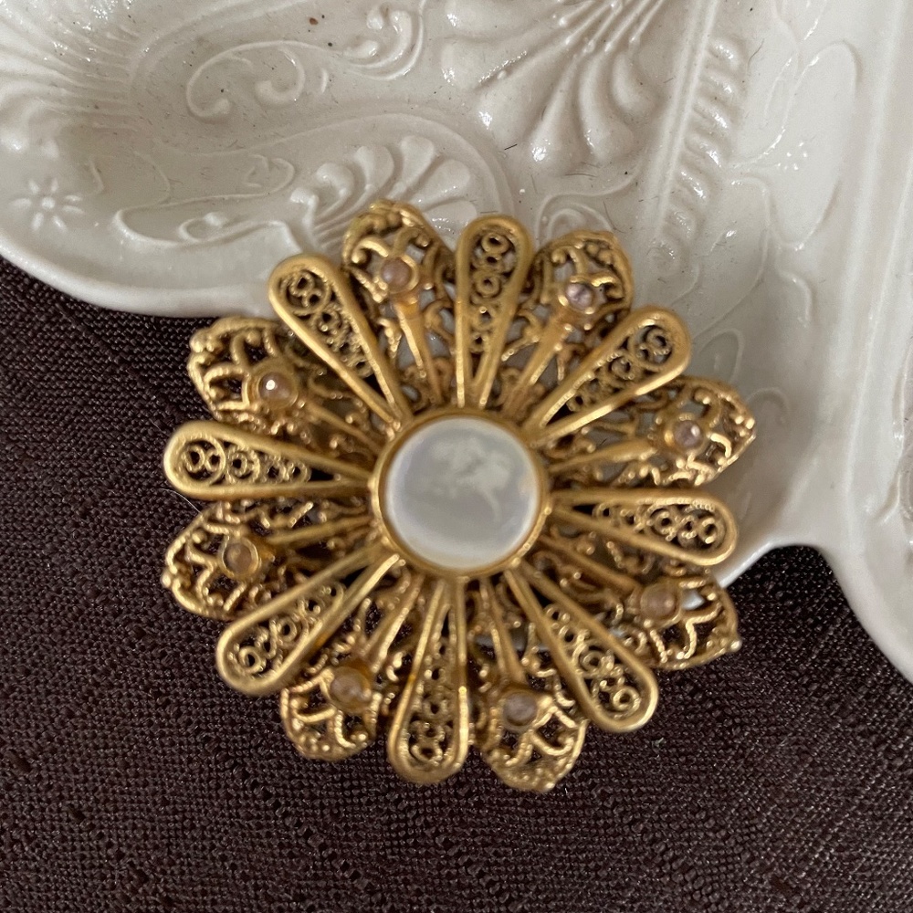 Vintage Antique Gold and Pearl Round Flower Crystal Petal Classic Brooch - Picture 4 of 7